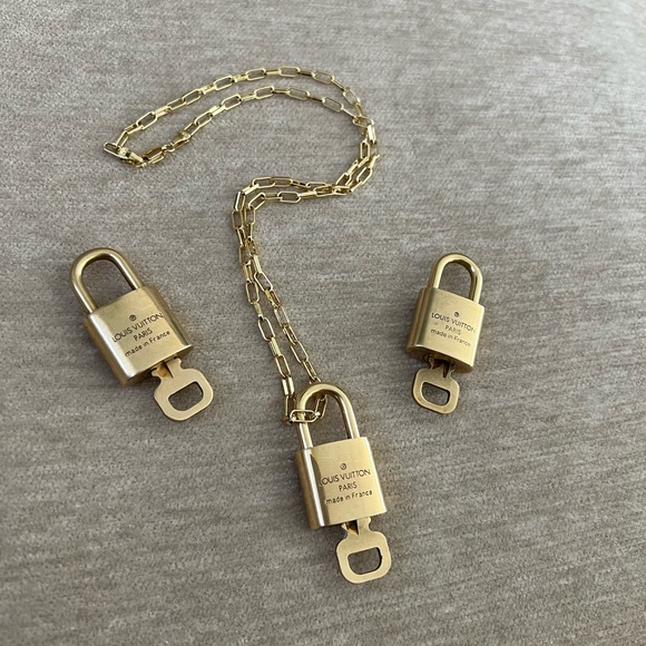 LOUIS VUITTON LOCK & KEY full inclusion w Italian 14kt plated chain Italy stamp🎁 - Picture 12 of 12